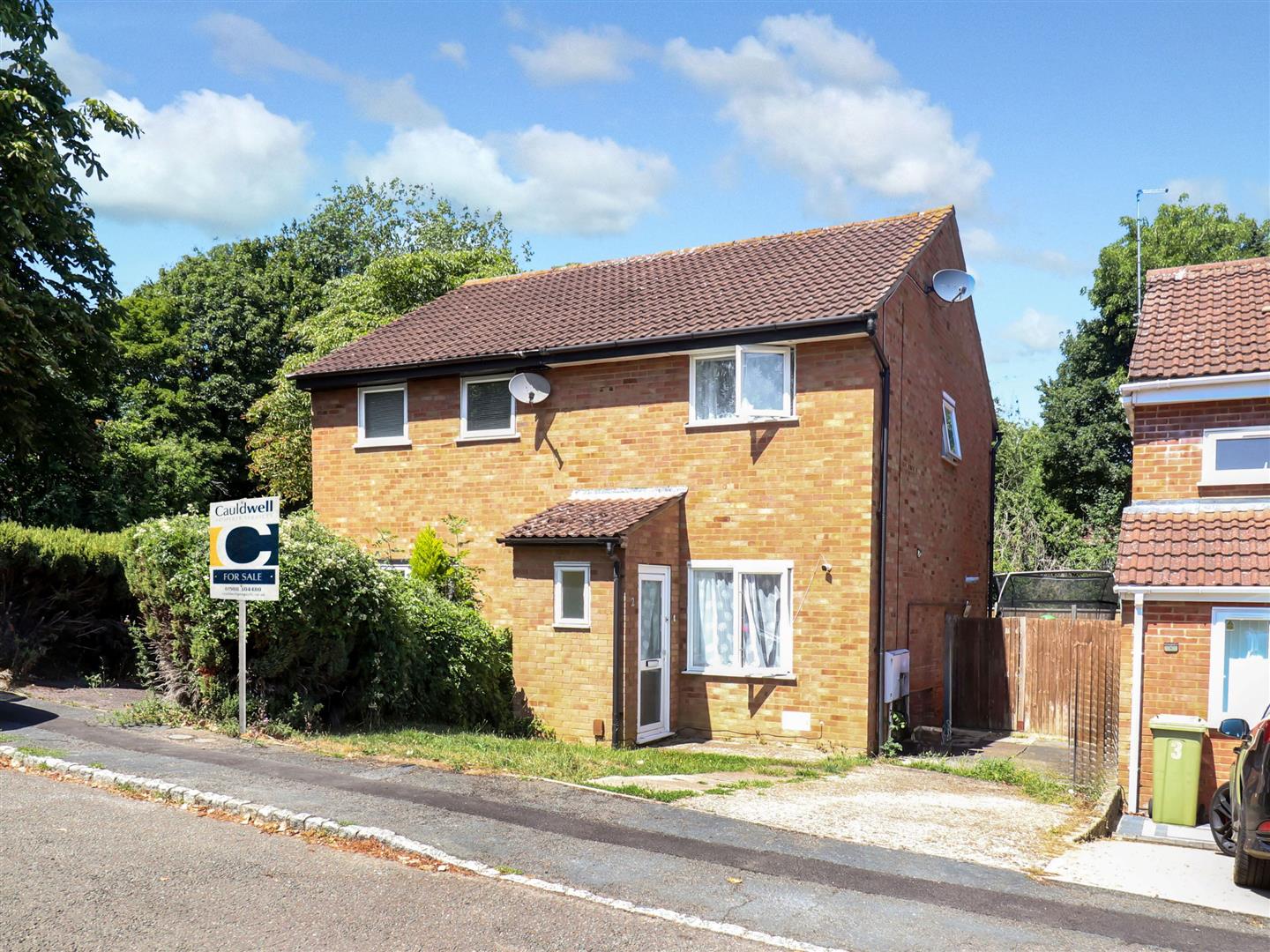 2 bed property in Squires Close, Milton Keynes